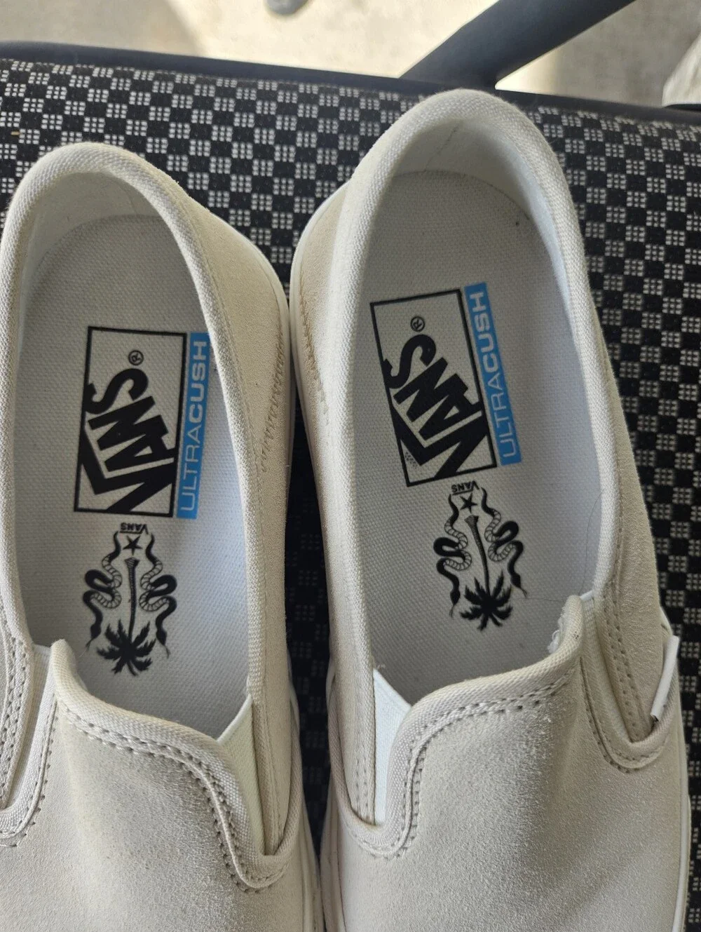 Vans Slip-On Sneakers‎ in Beige Suede